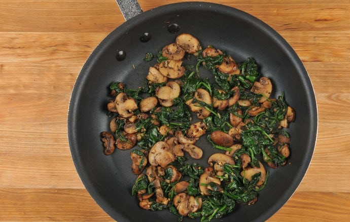 1. Этап. Рулеты с грибами и шпинатом: 3. В сковороде разогрейте масло. Обжарьте в нём шампиньоны с итальянскими травами до выпаривания воды и появления коричневого цвета, около 7 минут. Затем добавьте красный перец с чесноком, помешивая подогрейте ингредиенты 30 секунд. Потом отправьте в сковороду шпинат. Готовьте ещё 3 минуты. В конце добавьте соль и чёрный перец.