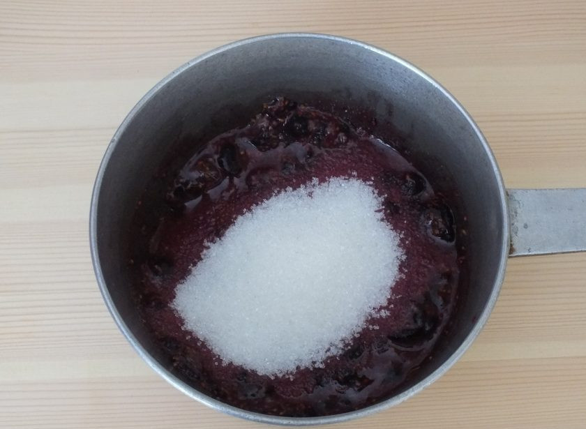 1. Этап. Пирожные с кремом и ягодами: В сотейнике разомните чистую смородину, добавьте крахмал 1 ст.л., сахар 40 грамм. Перемешайте и поставьте на огонь. Как только смесь закипит, снимите.