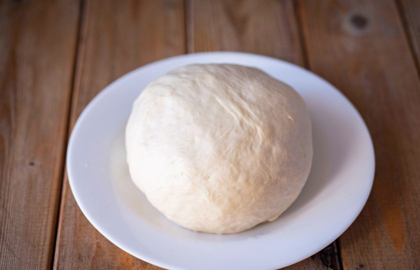 1. Этап. Хачапури по-аджарски на кефире: Замесите мягкое тесто, которое не прилипает к пальцам. Тесто округлите, оберните в пищевую пленку и дайте ему отдохнуть в течение часа.