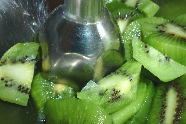 1. Этап. Мясо с киви: Очищаем киви от кожуры, перемалываем в блендере мякоть.