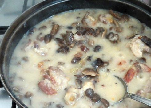 1. Этап. Опята со свининой: Опята предварительно отвариваем в кипятке ооколо 10-15 минут, затем кладем в сковороду и жарим 3 минуты, следом отправляем сметану и муку, все хорошо перемешиваем.