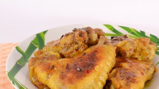 1. Этап. Курица в мультиварке: Готовые куриные крылья перемешайте с соусом из чаши и подавайте. Приятного аппетита!