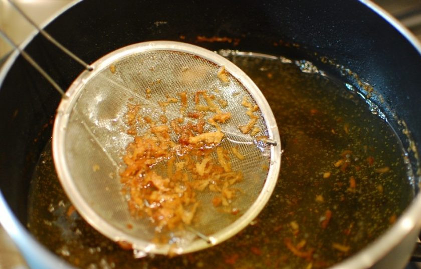 1. Этап. Карибские креветки: 7. С помощью сита очищайте масло от твердых частичек между приготовлением партий креветок.