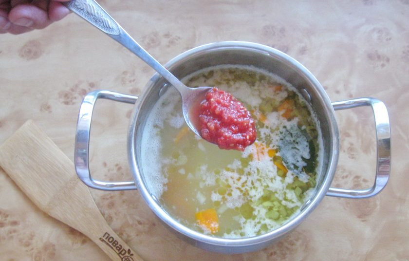 1. Этап. Томатный суп с треской: Добавьте измельченные любым способом помидоры.