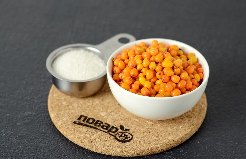 1. Этап. Облепиха в собственном соку: Подготовьте все ингредиенты. Облепиху переберите, промойте и обсушите. Банки и крышки заранее стерилизуйте.