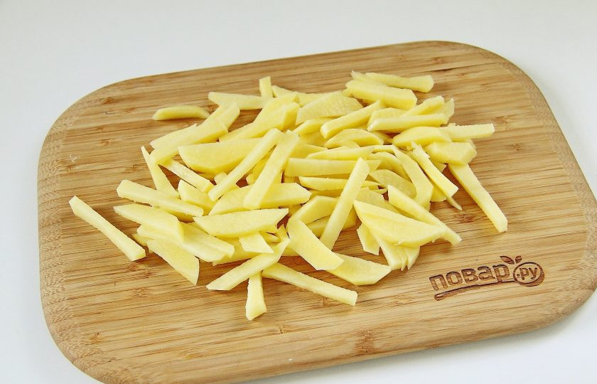 1. Этап. Рассольник из свежих огурцов: Картофель нарежьте брусочками.