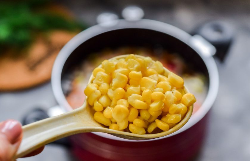 1. Этап. Суп с брокколи и кукурузой: Спустя время добавьте в суп кукурузу.