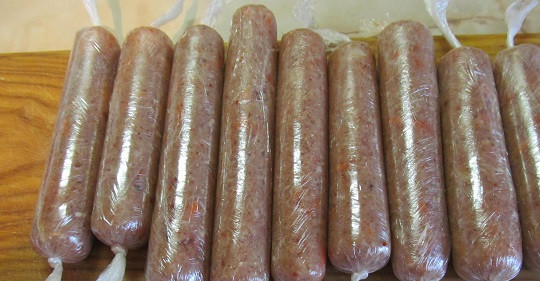 1. Этап. Колбаски из куриного фарша: 6. В итоге колбаски должны быть ровные и красивые. В таком виде их можно отправить в морозилку и сделать заготовки на будущее.