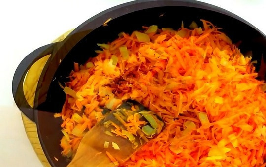 1. Этап. Морковные котлеты с манкой в духовке: Обжарьте морковь и лук на среднем огне до мягкости.