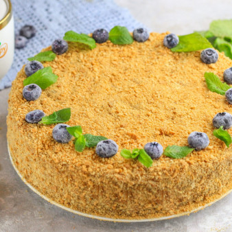 Медовик с вареной сгущенкой и сметаной