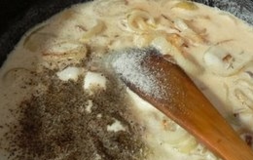 1. Этап. Соус луковый: Вливаем в сковороду с луком сливки, солим и перчим. Доводим до кипения и убираем с горячей плиты. Перед подачей добавьте мелко нарезанной зелени укропа.