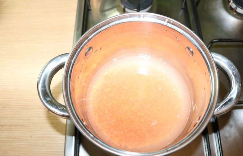 1. Этап. Оладьи из чечевицы с булгуром: Промойте чечевицу, залейте 200 мл воды. Поставьте на огонь. Посолите по вкусу. Варите 15 минут.