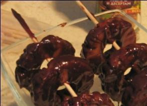 1. Этап. Канапе с ананасом и сыром: 2. Ананас чуть обсушим бумажным полотенцем и окунаем каждый ломтик в шоколадный крем.