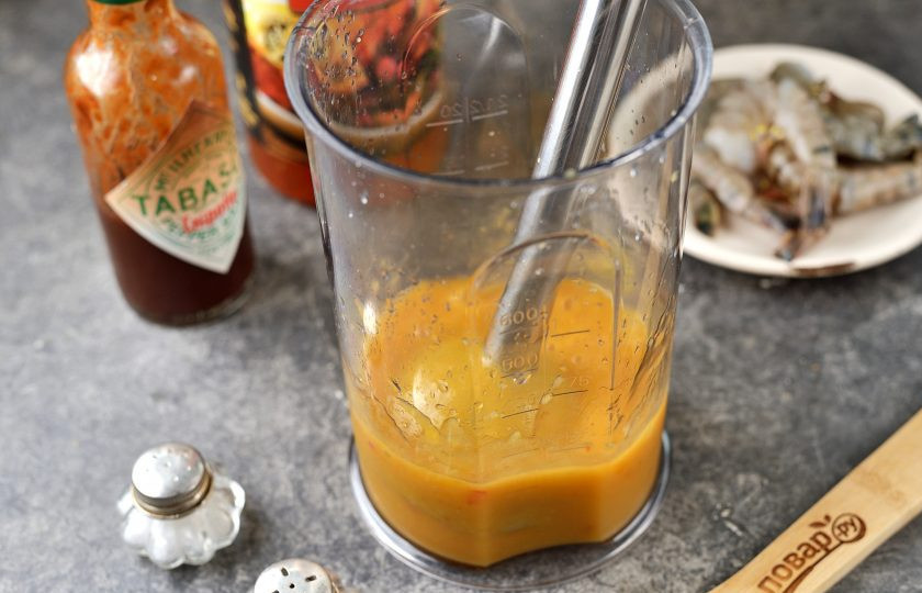 1. Этап. Креветки с манговым соусом: Влейте совсем немного кипяченой воды, пробейте содержимое до однородного состояния.