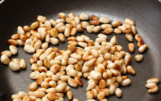 1. Этап. Свекольный салат с козьим сыром: Орешки слегка обжарьте на сухой сковороде.