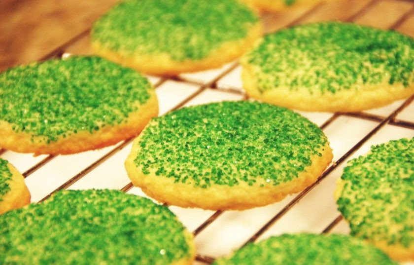 1. Этап. Простое сахарное печенье: 4. Выпекайте в разогретом до 180 градусов духовом шкафу около 10 минут. Переложите печенье на решетку и остудите. Приятного аппетита!