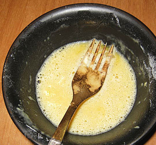 1. Этап. Пангасиус, жаренный в мультиварке: Теперь кляр: яйцо смешайте с мукой, добавьте специй по вкусу. Кляр не должен быть жидким.