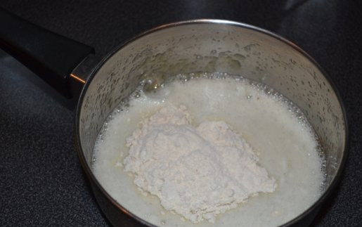 1. Этап. Кекс мраморный в мультиварке: 2. Муку просеять и понемногу добавляя, довести массу до однородной консистенции. Количество муку в рецепте указано условное, ее может понадобится больше или меньше.