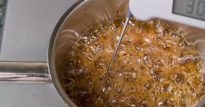 1. Этап. Самодельный шоколад: 2. Накройте сотейник крышкой и доведите содержимое до кипения, затем снимите крышку и варите до образования приятной карамельной смеси, варите смесь до 145 градусов по Цельсию.