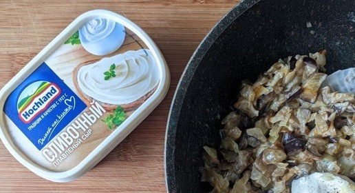 1. Этап. Необычная закуска из баклажанов с сыром: Добавляем сметану, мелко рубленный чеснок, чёрный перец.