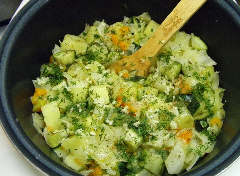 1. Этап. Овощное рагу в мультиварке: В конце тушения добавьте перец черный молотый, мелко порезанный укроп и чеснок, перемешайте и выключите мультиварку. Дайте овощам постоять минут 15-20, после чего можно подавать к столу.