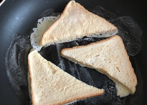 1. Этап. Испанские сладкие тосты: 5. Сковороду разогрейте с 1 чайной ложкой сливочного масла и обжаривайте тосты.