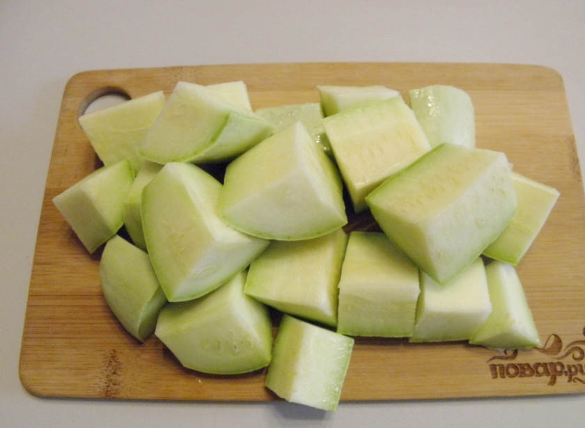 1. Этап. Кабачковая икра с луком на зиму: Вымытые кабачки порежьте крупно, чтобы удобно было измельчить в мясорубке или измельчителе.