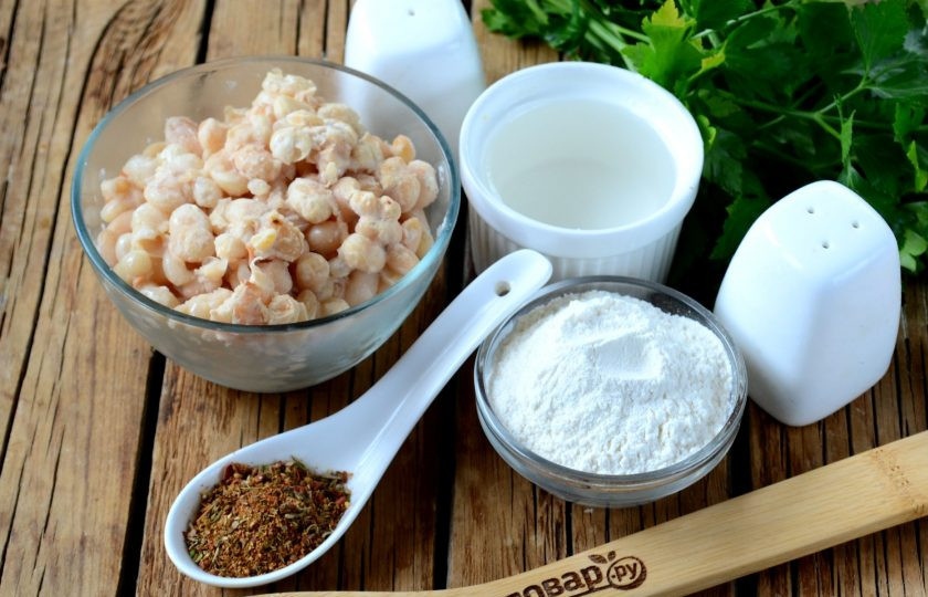 1. Этап. Качори: Подготовьте все необходимые ингредиенты. Заранее замочите фасоль на 6-12 часов. Затем отварите до готовности. Каждая фасоль варится разное количество времени. Идеально использовать черную фасоль, но я не нашла, потому взяла белую. Варить фасоль сколько нужно, пока она прям хорошо не разварится.