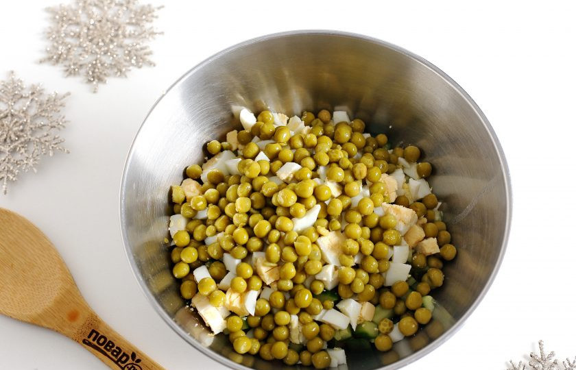 1. Этап. Оливье На новый лад: Затем добавьте горошек, предварительно слив с него всю жидкость.