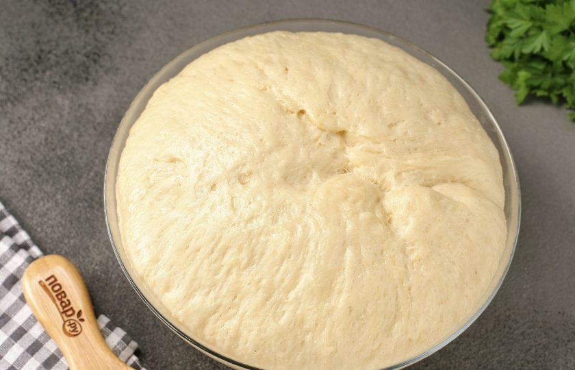 1. Этап. Дрожжевое тесто на подсолнечном масле для печёных пирожков: Дайте ему постоять ещё 30-40 минут.