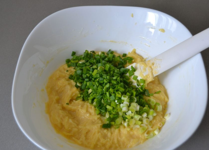 1. Этап. Драники на майонезе: Мелко нарежьте зеленый лук, добавьте в тесто.