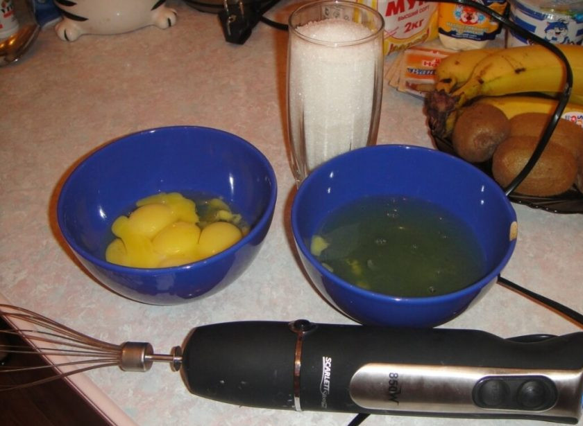 1. Этап. Торт Черепаха со сметаной: 1. Первым делом вымойте яйца, отделите белки от желтков. В каждую миску добавьте по одному стакана сахара.