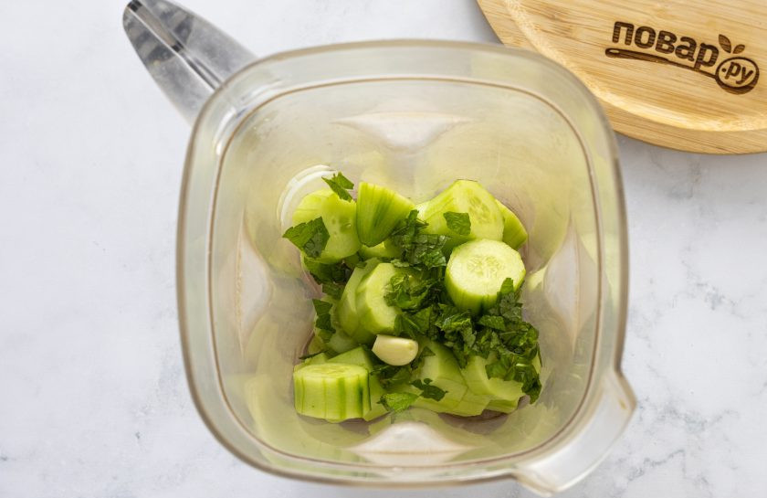 1. Этап. Огуречно-мятный холодный суп: Взбейте блендером подготовленные ингредиенты до однородной массы.