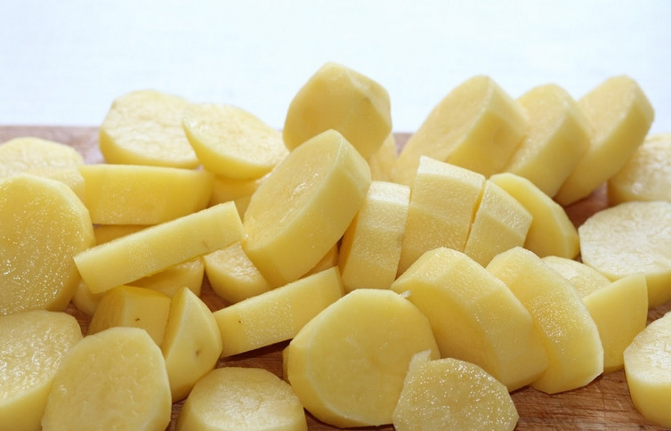 1. Этап. Куриные окорочка с картошкой в духовке: Все овощи промываем и очищаем от кожуры. Картофель нарезаем кружочками.