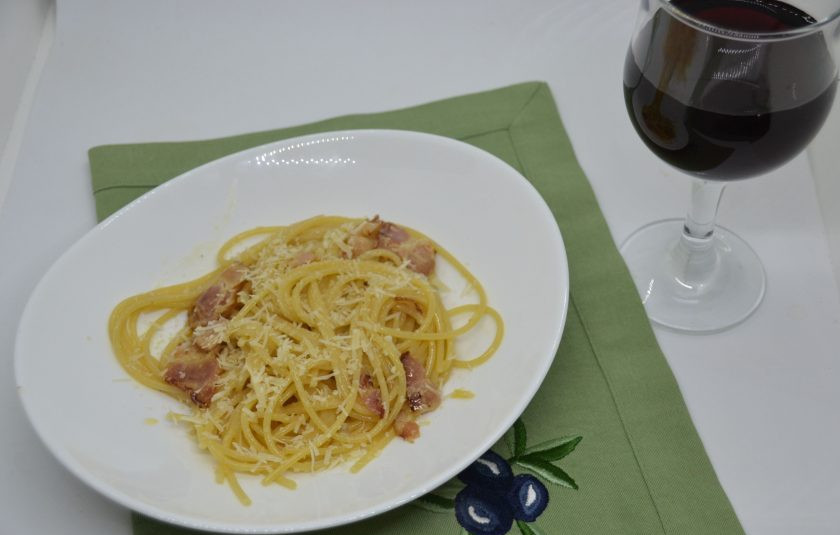1. Этап. Карбонара без сливок: Подавайте пасту к столу горячей, посыпав остатками тертого на мелкой терке пармезана. Очень органично сочетается с этим блюдом бокал красного сухого вина.