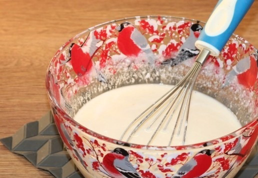 1. Этап. Блинные конвертики с индейкой и картофелем: 2. Приготовим тесто для блинов. Взбиваем 2 яйца с солью и сахаром. В получившуюся яичную смесь вливаем теплое молоко и кефир.