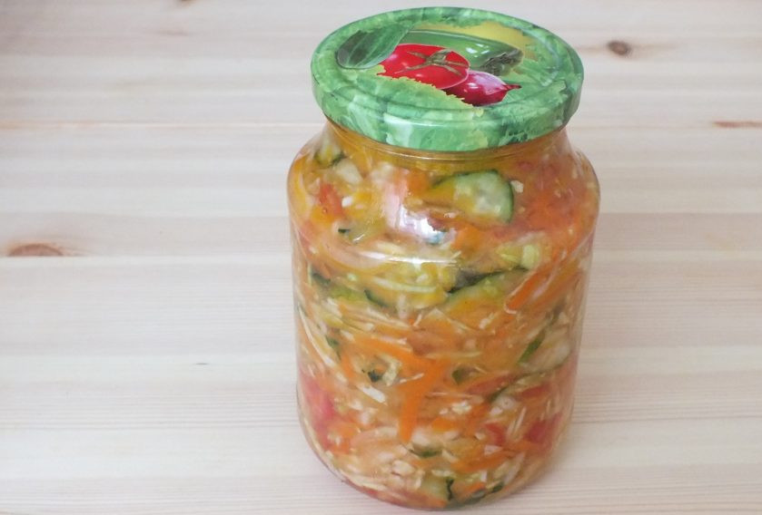 1. Этап. Салат Огород на зиму: По истечении времени, разложите подготовленные овощи по банкам. Прикройте крышками, но не закручивайте.