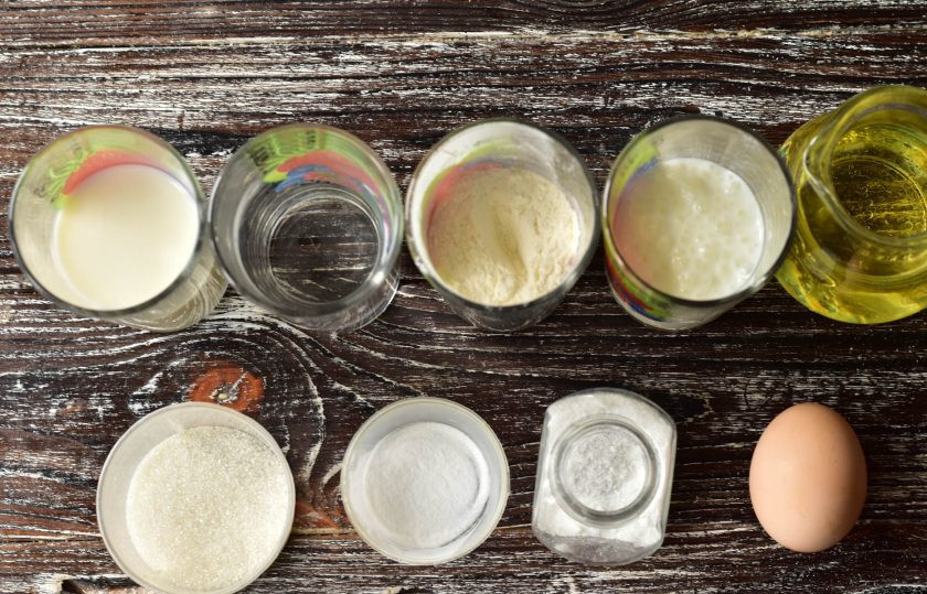 1. Этап. Заварные блины на кефире и молоке: Подготовьте ингредиенты.