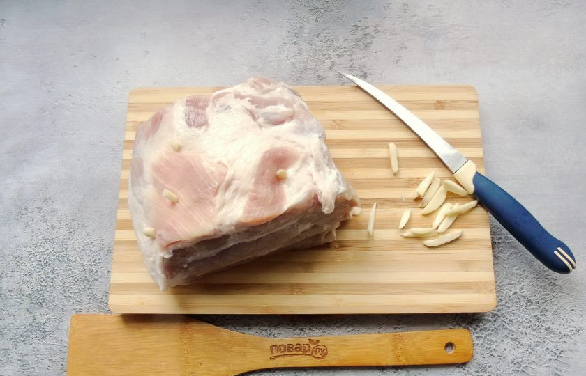 1. Этап. Буженина в медовом соусе: Затем достаньте из рассола, обсушите салфеткой. Чеснок очистите, помойте и нарежьте полосками размером со спичку. С помощью острого ножа сделайте надрезы и нашпигуйте чесноком мясо.