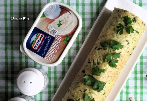 1. Этап. Кабачковый рулет с плавленым сыром: Срежьте края рулета острым ножом и подавайте к столу, украсив веточками петрушки.