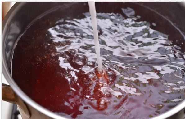 1. Этап. Клубничный кисель: Когда закипит наш клубничный компот, достаем из него цедру и ягоды. Вливаем в компот крахмальную смесь.