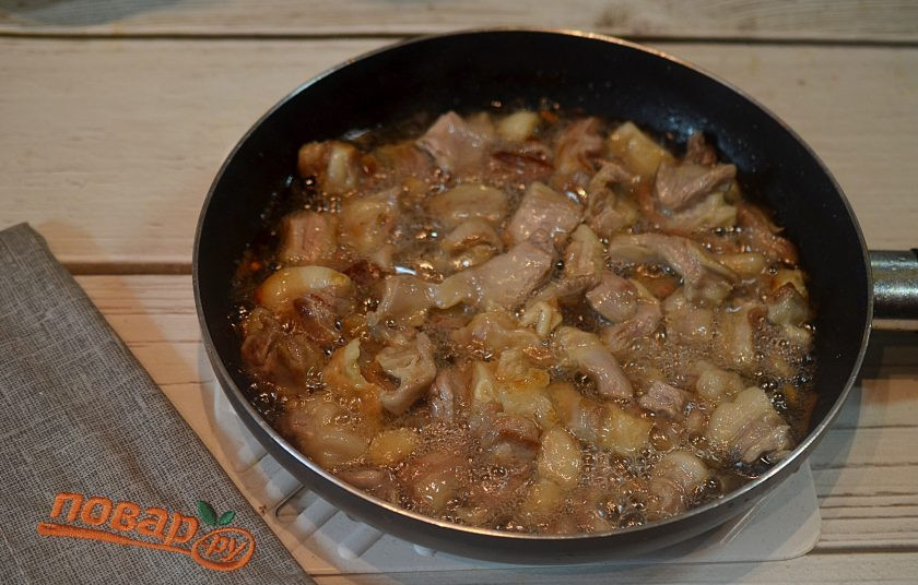 1. Этап. Оши палов: 7. Добавьте в эту же сковороду мясо и хорошо обжарьте.