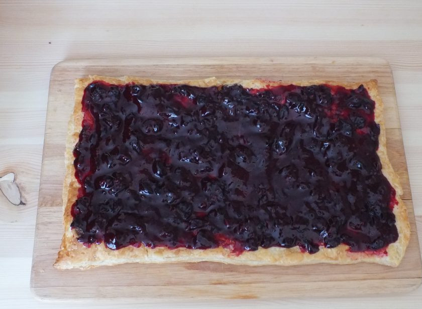 1. Этап. Пирожные с кремом и ягодами: Слоеный цельный корж смажьте начинкой.