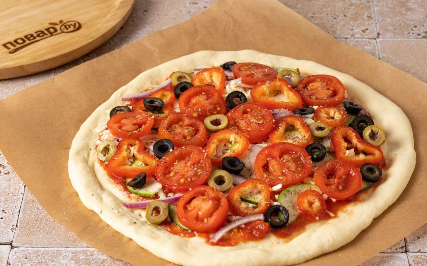 1. Этап. Овощная пицца: Затем выложите перец Рамиро, помидоры черри и маслины с оливками. Слегка посолите, приправьте чёрным молотым перцем и сушеным орегано. Выпекайте пиццу 25-30 минут в разогретой до 200 градусов духовке.