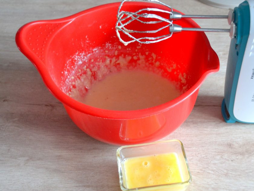 1. Этап. Торт Груши в карамели: Постепенно вмешайте в марципановую массу 80 грамм яичных желтков и остатки яйца от предыдущего шага.