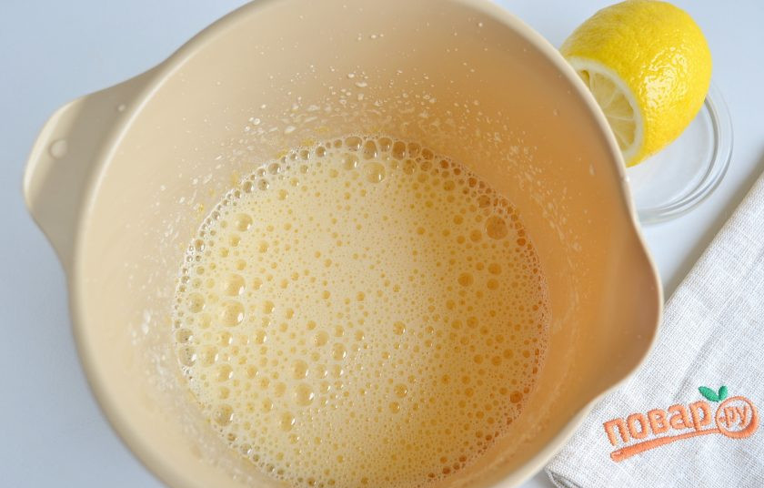 1. Этап. Лимонные пирожные Сансы Старк: 3. Затем влейте столовую ложку лимонного сока, 4 ст. л. воды. Перемешайте миксером.