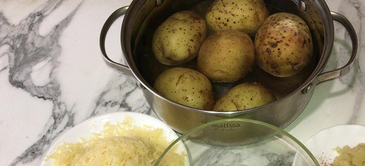 1. Этап. Гарнир из картофеля Грязный картофель: Подготовьте все ингредиенты. Чеснок пропустите через пресс, сыр натрите на мелкой терке, сливочное масло растопите. Картофель вымойте.