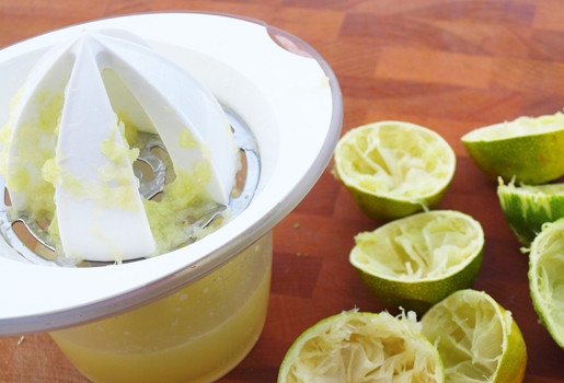 1. Этап. Салат из фасоли красной: Выжмите сок лайма и соедините его с маслом, сахаром, солью и перцем. Влейте в салат.