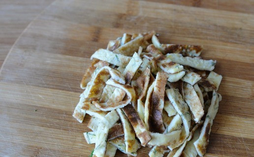 1. Этап. Салат из индейки и огурцов по-восточному: Даём готовому блинчику остыть, нарезаем тонкими полосками.