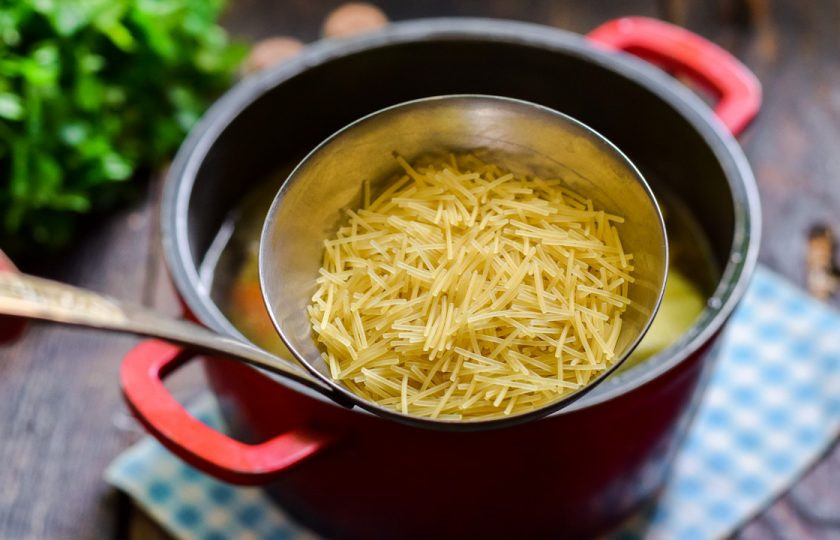 1. Этап. Суп с копченостями и вермишелью: В конце приготовления добавьте соль, перец, вермишель, проварите 3-4 минуты и выключите огонь. Суп с копченостями и вермишелью готов.